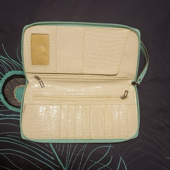 Vintage Guess clutchwallet - Picture 9 of 9